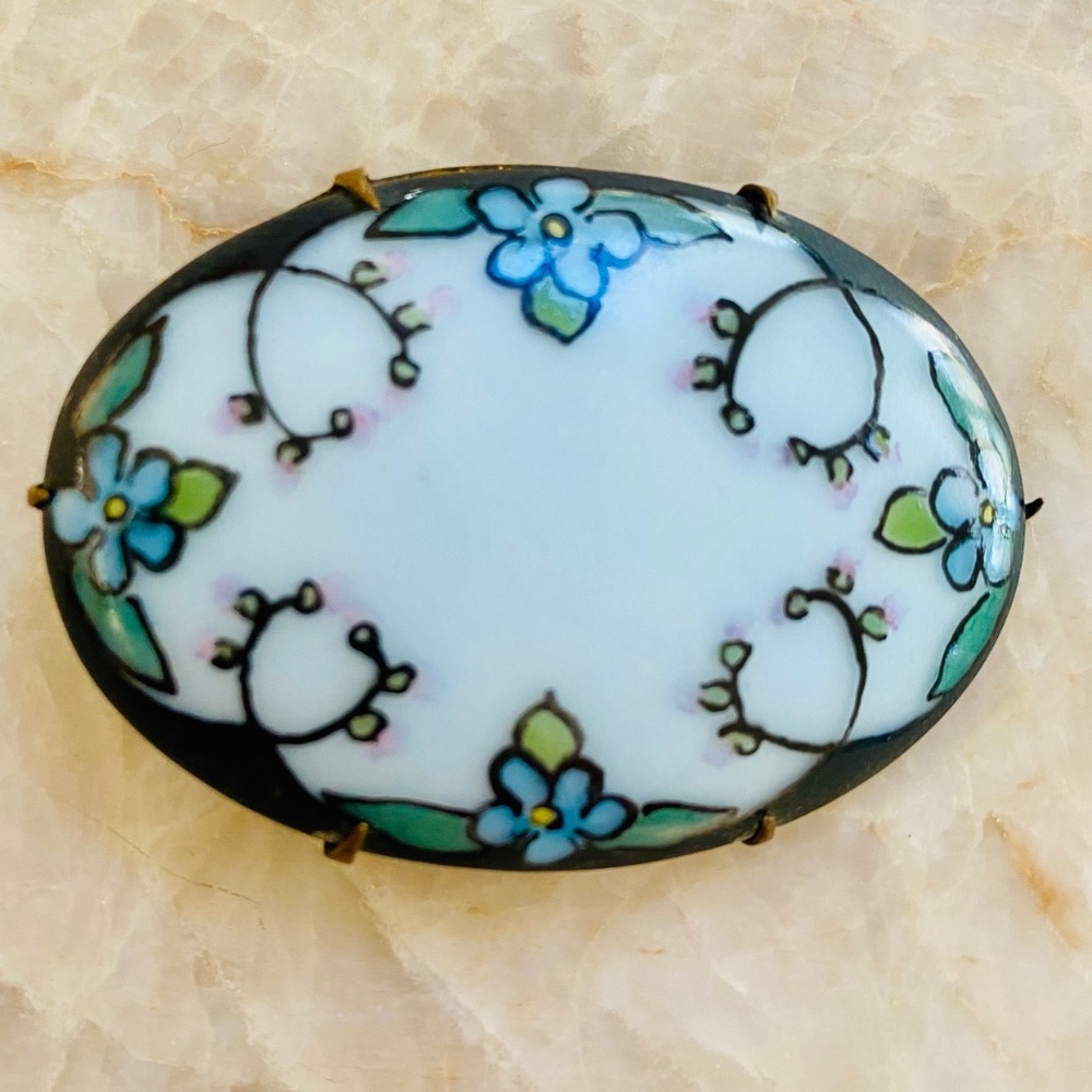 Vintage Hand-Painted Porcelain Floral Brooch – Oval Art Nouveau Style